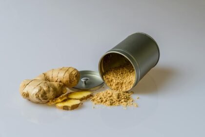 Fresh Ginger Roots and Powder